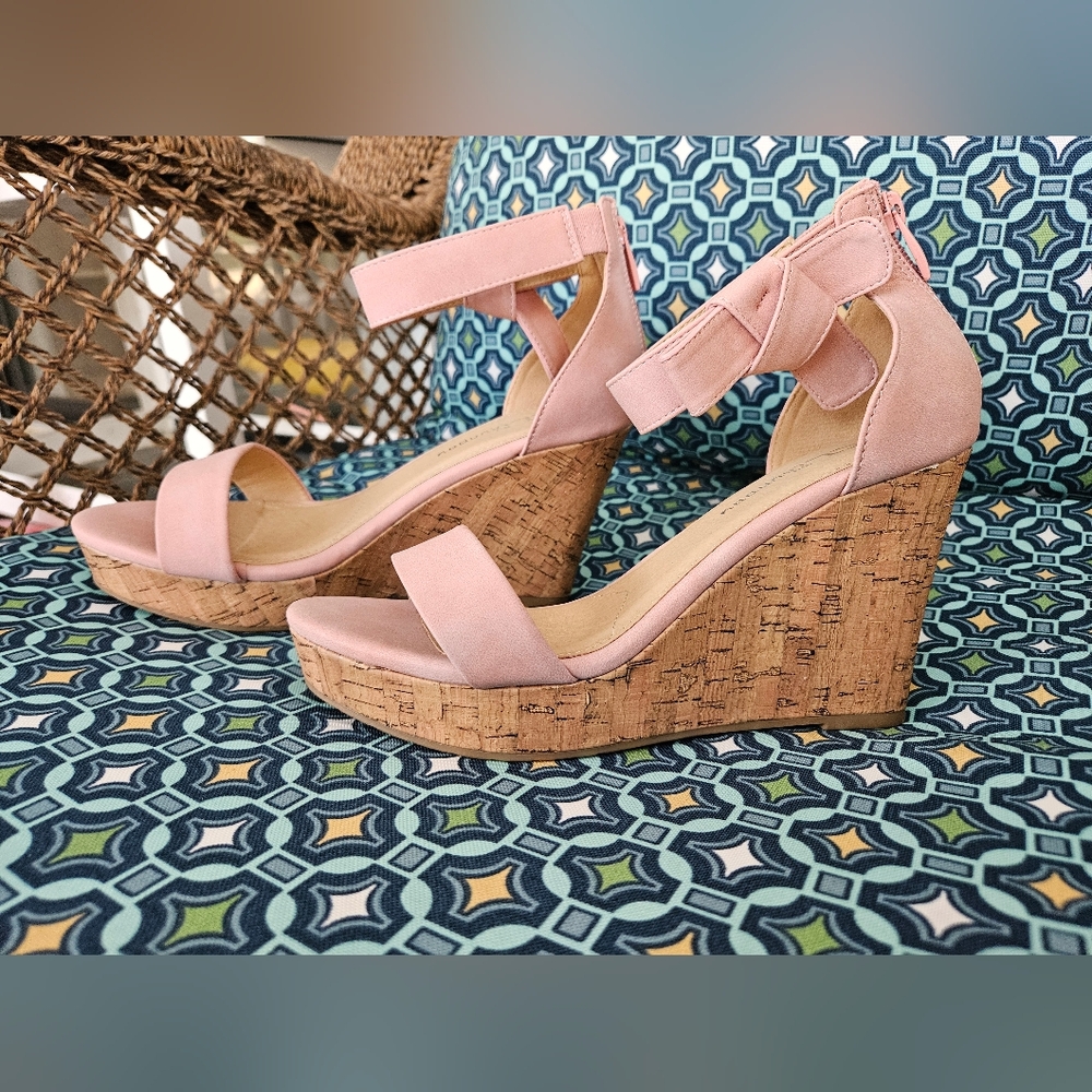 NWOB CL by Laundry Bliss Wedge Sandal Women 9 Light Pink Pastel Flirty - Picture 4 of 8